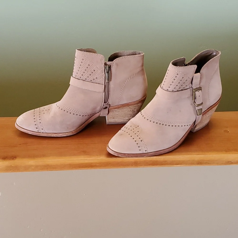Vince Camuto booties - Picture 1 of 13
